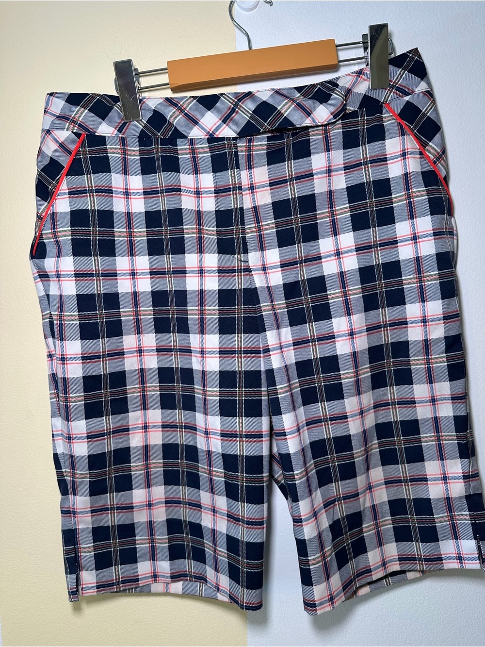 Bette & Court Plaid Bermuda Golf Shorts Size 10 Performance Tartan Check